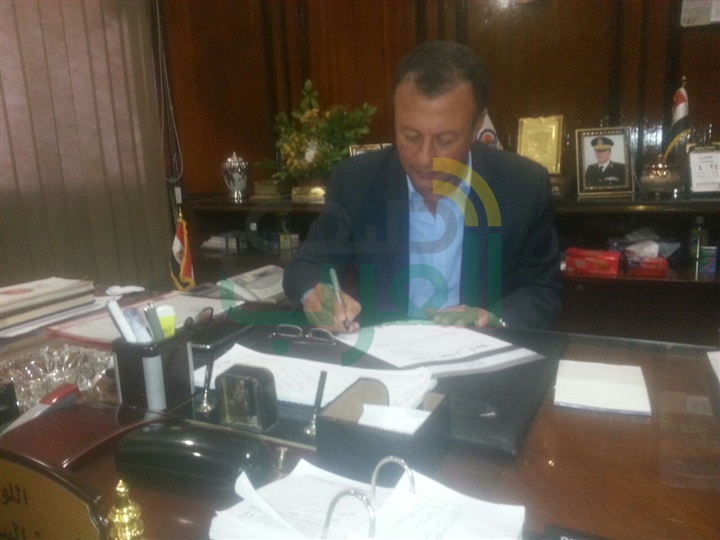 السكرتير العام والمساعد بقنا يوقعان استمارة "علشان تبنيها"