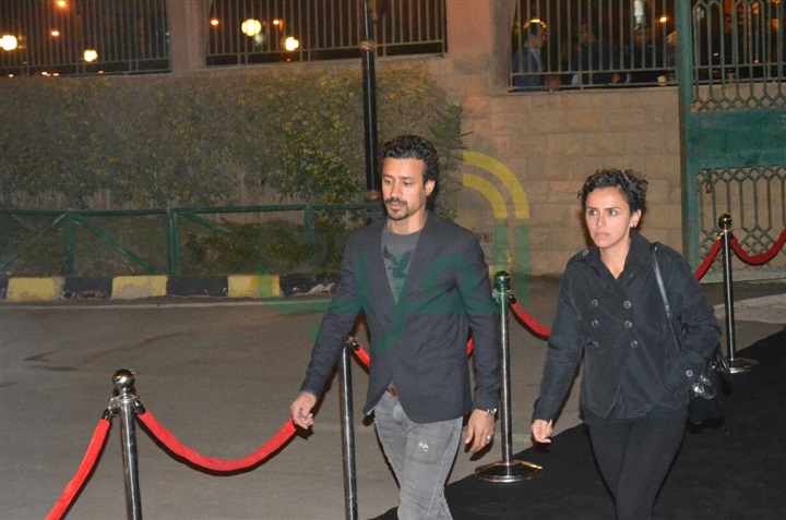 بالصور .. يسرا ووحيد حامد ومنة شبي أول الحضور في عزاء والدة عباس أبو الحسن 