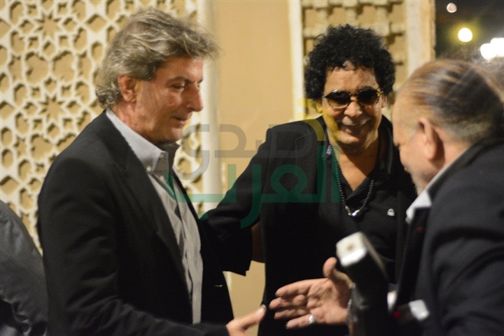 بالصور .. يسرا ووحيد حامد ومنة شبي أول الحضور في عزاء والدة عباس أبو الحسن 