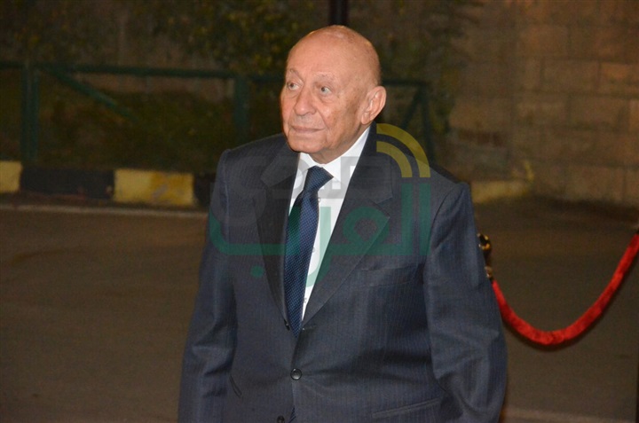 بالصور .. يسرا ووحيد حامد ومنة شبي أول الحضور في عزاء والدة عباس أبو الحسن 