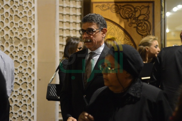 بالصور .. يسرا ووحيد حامد ومنة شبي أول الحضور في عزاء والدة عباس أبو الحسن 