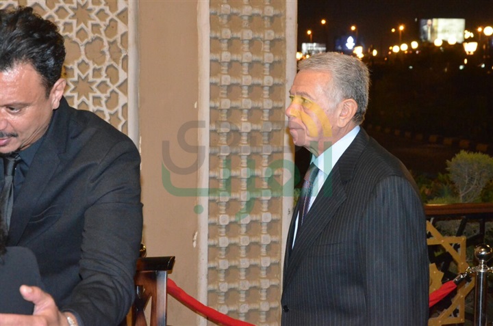 بالصور .. يسرا ووحيد حامد ومنة شبي أول الحضور في عزاء والدة عباس أبو الحسن 