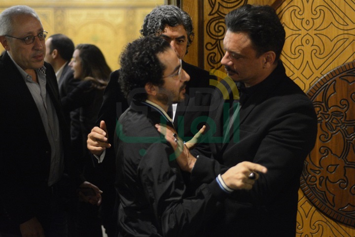 بالصور .. يسرا ووحيد حامد ومنة شبي أول الحضور في عزاء والدة عباس أبو الحسن 