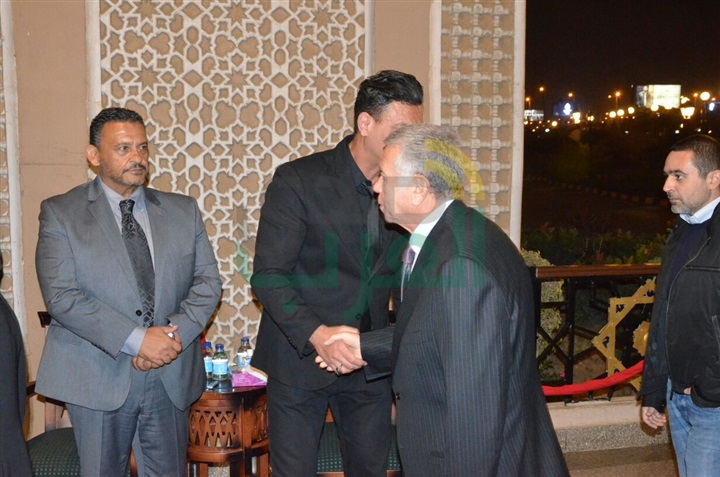 بالصور .. يسرا ووحيد حامد ومنة شبي أول الحضور في عزاء والدة عباس أبو الحسن 