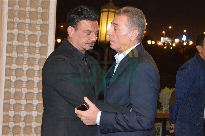 بالصور .. يسرا ووحيد حامد ومنة شبي أول الحضور في عزاء والدة عباس أبو الحسن 