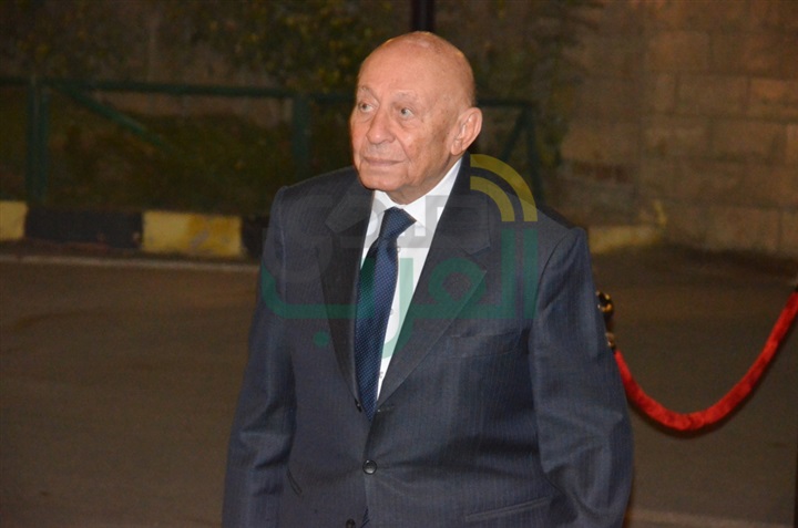 بالصور .. يسرا ووحيد حامد ومنة شبي أول الحضور في عزاء والدة عباس أبو الحسن 