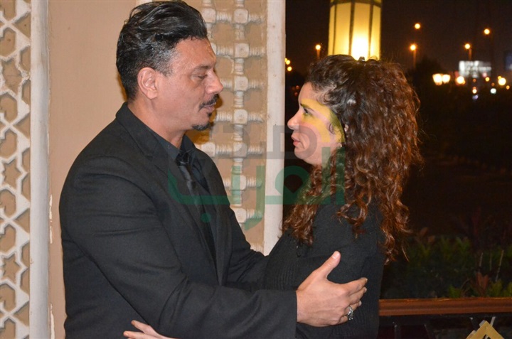 بالصور .. يسرا ووحيد حامد ومنة شبي أول الحضور في عزاء والدة عباس أبو الحسن 