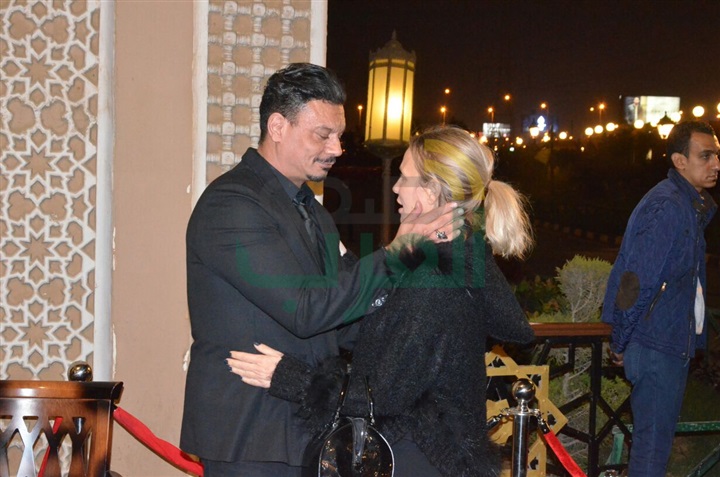 بالصور .. يسرا ووحيد حامد ومنة شبي أول الحضور في عزاء والدة عباس أبو الحسن 
