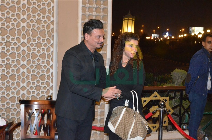 بالصور .. يسرا ووحيد حامد ومنة شبي أول الحضور في عزاء والدة عباس أبو الحسن 