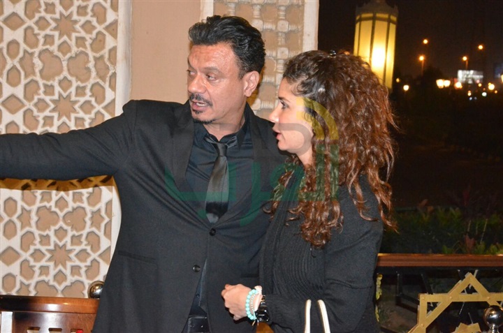 بالصور .. يسرا ووحيد حامد ومنة شبي أول الحضور في عزاء والدة عباس أبو الحسن 