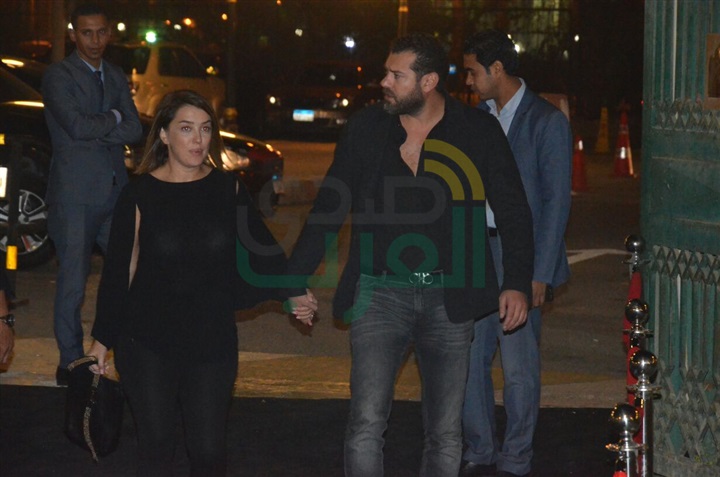 بالصور .. يسرا ووحيد حامد ومنة شبي أول الحضور في عزاء والدة عباس أبو الحسن 