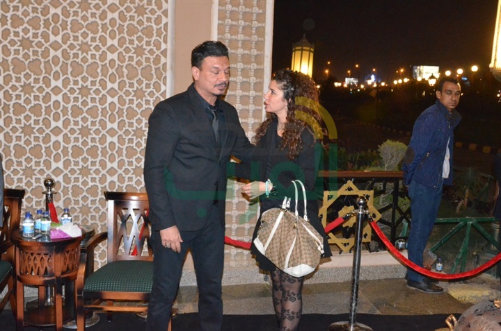 بالصور .. يسرا ووحيد حامد ومنة شبي أول الحضور في عزاء والدة عباس أبو الحسن 