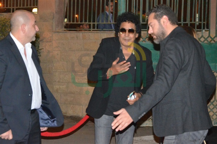 بالصور .. يسرا ووحيد حامد ومنة شبي أول الحضور في عزاء والدة عباس أبو الحسن 