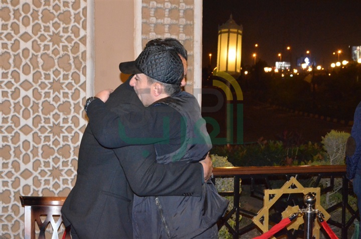 بالصور .. يسرا ووحيد حامد ومنة شبي أول الحضور في عزاء والدة عباس أبو الحسن 