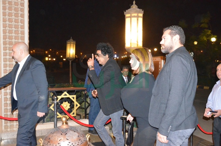 بالصور .. يسرا ووحيد حامد ومنة شبي أول الحضور في عزاء والدة عباس أبو الحسن 