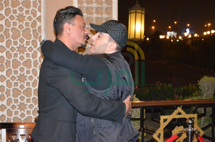 بالصور .. يسرا ووحيد حامد ومنة شبي أول الحضور في عزاء والدة عباس أبو الحسن 