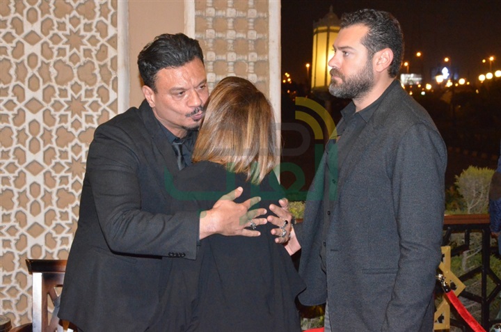 بالصور .. يسرا ووحيد حامد ومنة شبي أول الحضور في عزاء والدة عباس أبو الحسن 