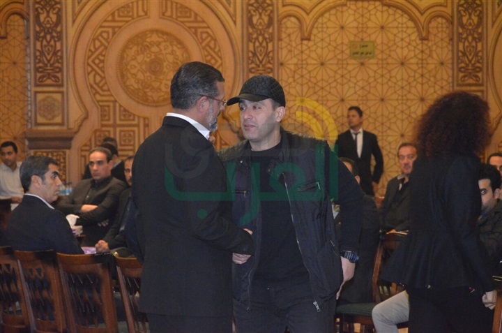 بالصور .. يسرا ووحيد حامد ومنة شبي أول الحضور في عزاء والدة عباس أبو الحسن 