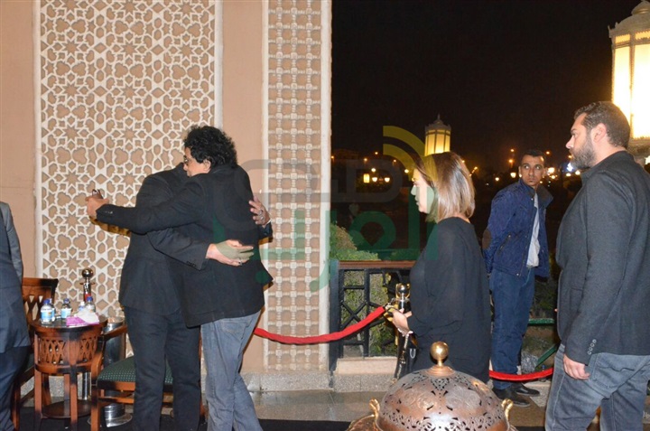 بالصور .. يسرا ووحيد حامد ومنة شبي أول الحضور في عزاء والدة عباس أبو الحسن 