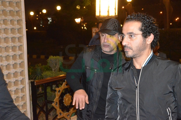 بالصور .. يسرا ووحيد حامد ومنة شبي أول الحضور في عزاء والدة عباس أبو الحسن 