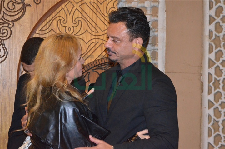 بالصور .. يسرا ووحيد حامد ومنة شبي أول الحضور في عزاء والدة عباس أبو الحسن 