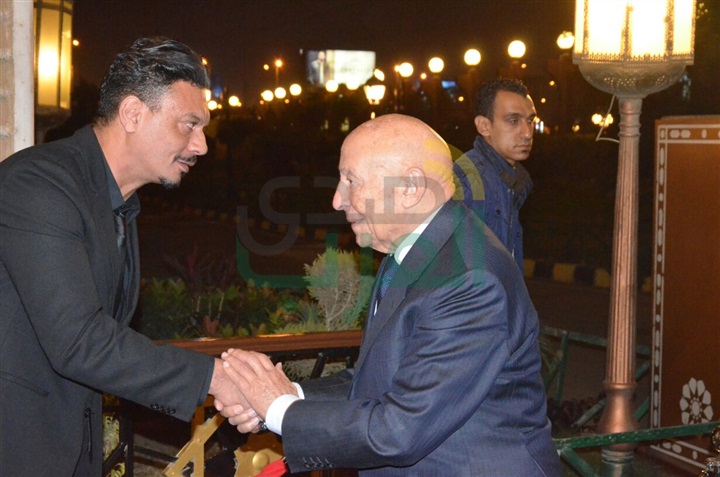 بالصور .. يسرا ووحيد حامد ومنة شبي أول الحضور في عزاء والدة عباس أبو الحسن 