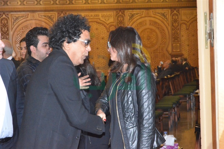 بالصور .. يسرا ووحيد حامد ومنة شبي أول الحضور في عزاء والدة عباس أبو الحسن 