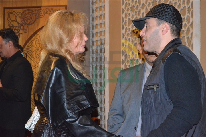 بالصور .. يسرا ووحيد حامد ومنة شبي أول الحضور في عزاء والدة عباس أبو الحسن 