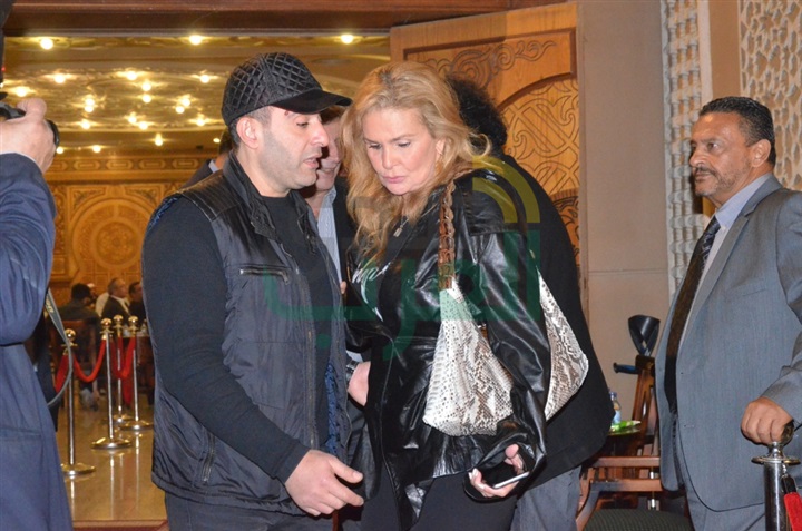 بالصور .. يسرا ووحيد حامد ومنة شبي أول الحضور في عزاء والدة عباس أبو الحسن 