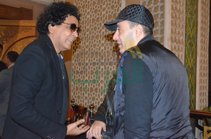 بالصور .. يسرا ووحيد حامد ومنة شبي أول الحضور في عزاء والدة عباس أبو الحسن 