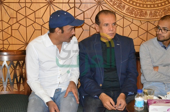 بالصور .. يسرا ووحيد حامد ومنة شبي أول الحضور في عزاء والدة عباس أبو الحسن 