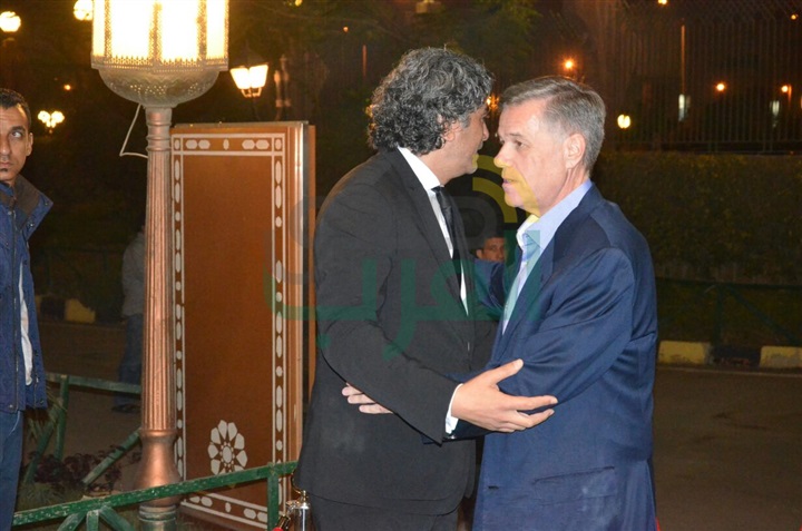 بالصور .. يسرا ووحيد حامد ومنة شبي أول الحضور في عزاء والدة عباس أبو الحسن 