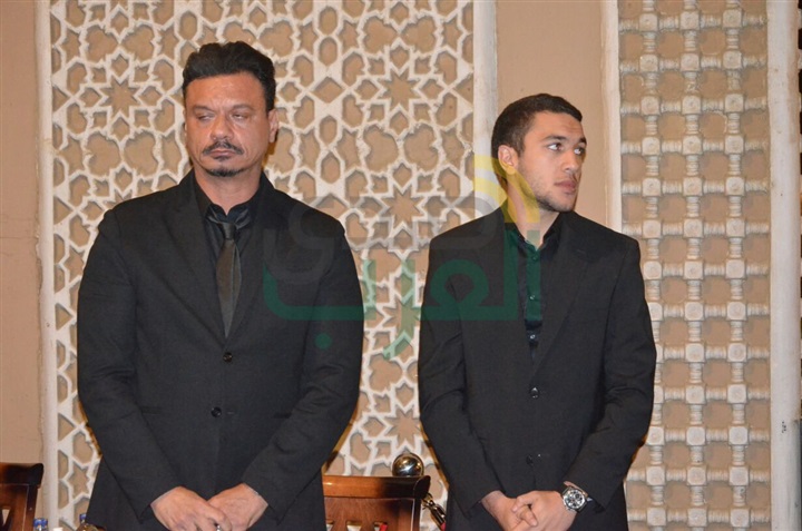 بالصور .. يسرا ووحيد حامد ومنة شبي أول الحضور في عزاء والدة عباس أبو الحسن 