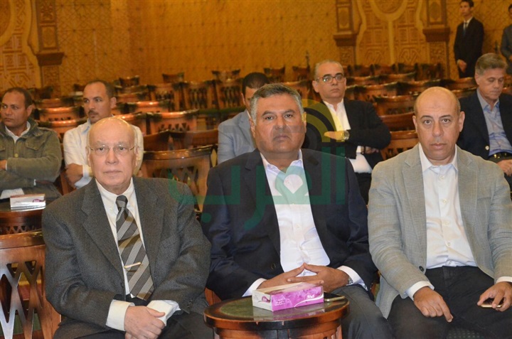 بالصور .. يسرا ووحيد حامد ومنة شبي أول الحضور في عزاء والدة عباس أبو الحسن 