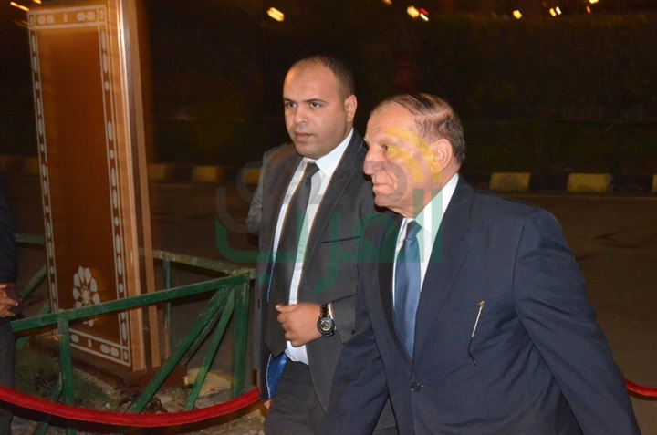 بالصور .. يسرا ووحيد حامد ومنة شبي أول الحضور في عزاء والدة عباس أبو الحسن 