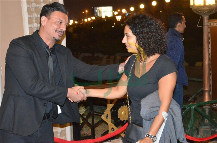 بالصور .. يسرا ووحيد حامد ومنة شبي أول الحضور في عزاء والدة عباس أبو الحسن 