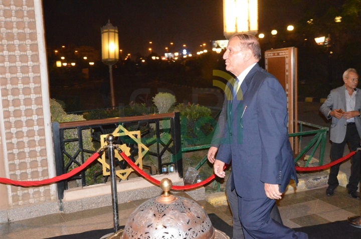 بالصور .. يسرا ووحيد حامد ومنة شبي أول الحضور في عزاء والدة عباس أبو الحسن 