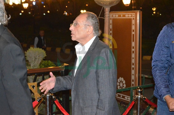 بالصور .. يسرا ووحيد حامد ومنة شبي أول الحضور في عزاء والدة عباس أبو الحسن 