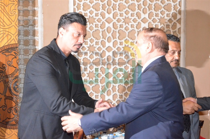 بالصور .. يسرا ووحيد حامد ومنة شبي أول الحضور في عزاء والدة عباس أبو الحسن 