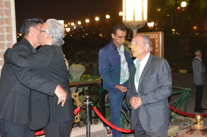 بالصور .. يسرا ووحيد حامد ومنة شبي أول الحضور في عزاء والدة عباس أبو الحسن 