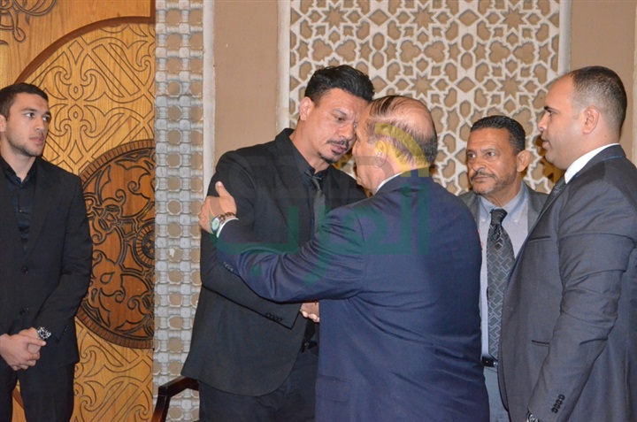 بالصور .. يسرا ووحيد حامد ومنة شبي أول الحضور في عزاء والدة عباس أبو الحسن 