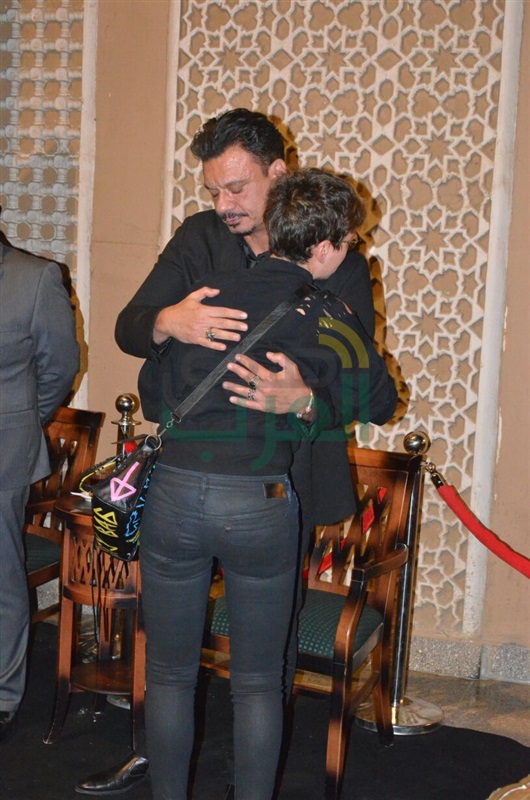 بالصور .. يسرا ووحيد حامد ومنة شبي أول الحضور في عزاء والدة عباس أبو الحسن 
