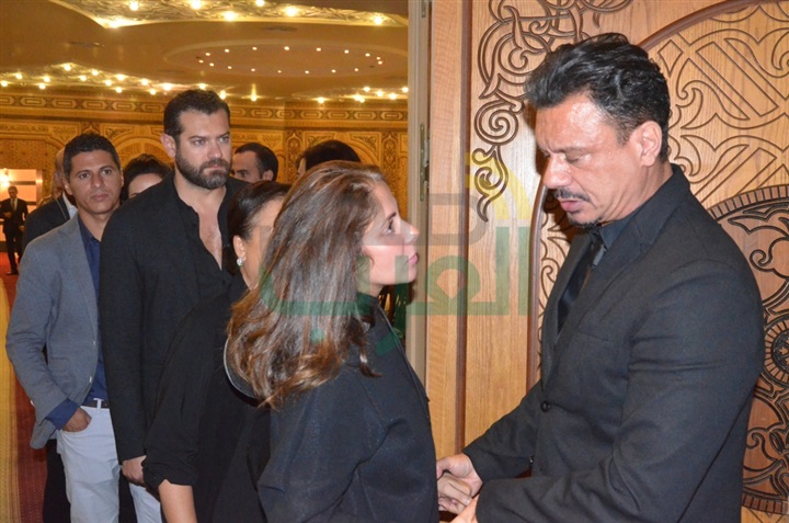 بالصور .. يسرا ووحيد حامد ومنة شبي أول الحضور في عزاء والدة عباس أبو الحسن 