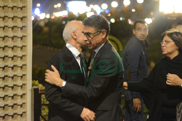 بالصور .. يسرا ووحيد حامد ومنة شبي أول الحضور في عزاء والدة عباس أبو الحسن 
