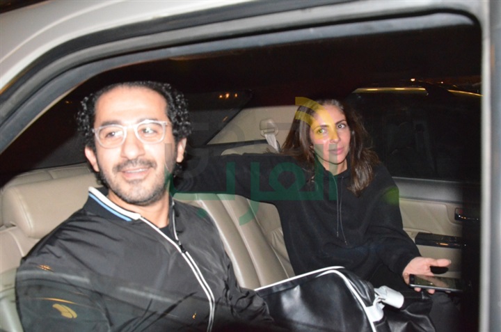 بالصور .. يسرا ووحيد حامد ومنة شبي أول الحضور في عزاء والدة عباس أبو الحسن 