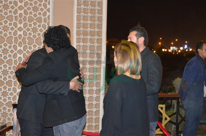 بالصور .. يسرا ووحيد حامد ومنة شبي أول الحضور في عزاء والدة عباس أبو الحسن 