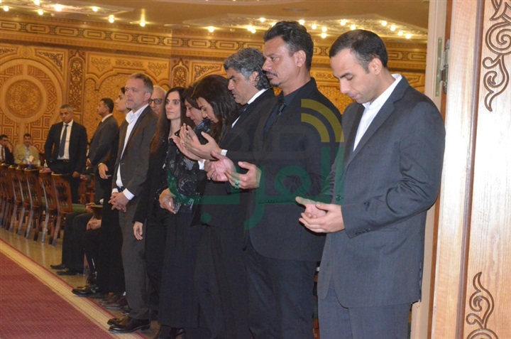 بالصور .. يسرا ووحيد حامد ومنة شبي أول الحضور في عزاء والدة عباس أبو الحسن 
