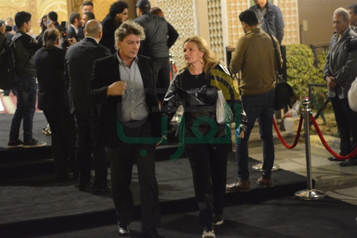 بالصور .. يسرا ووحيد حامد ومنة شبي أول الحضور في عزاء والدة عباس أبو الحسن 