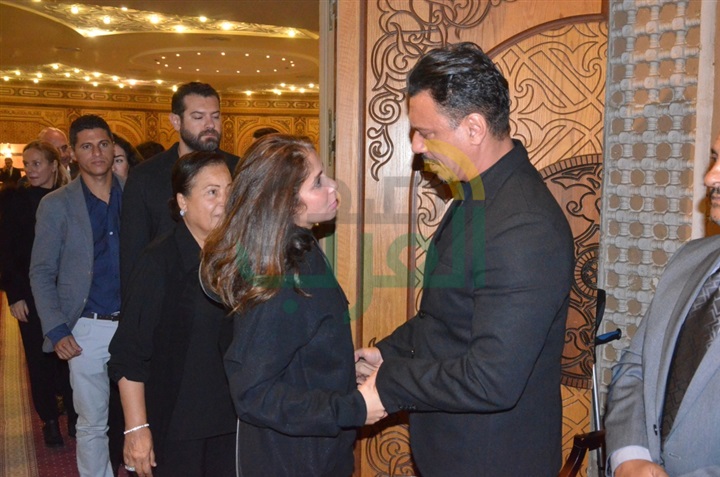 بالصور .. يسرا ووحيد حامد ومنة شبي أول الحضور في عزاء والدة عباس أبو الحسن 