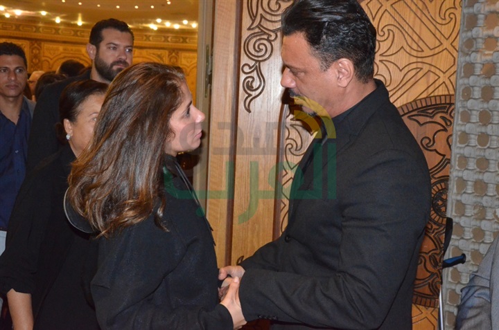 بالصور .. يسرا ووحيد حامد ومنة شبي أول الحضور في عزاء والدة عباس أبو الحسن 